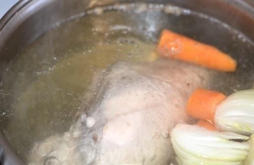 1. Этап. Прозрачный куриный бульон: 5. Сразу кладу к курице порезанную большими кусками морковь, лук и сельдерей.