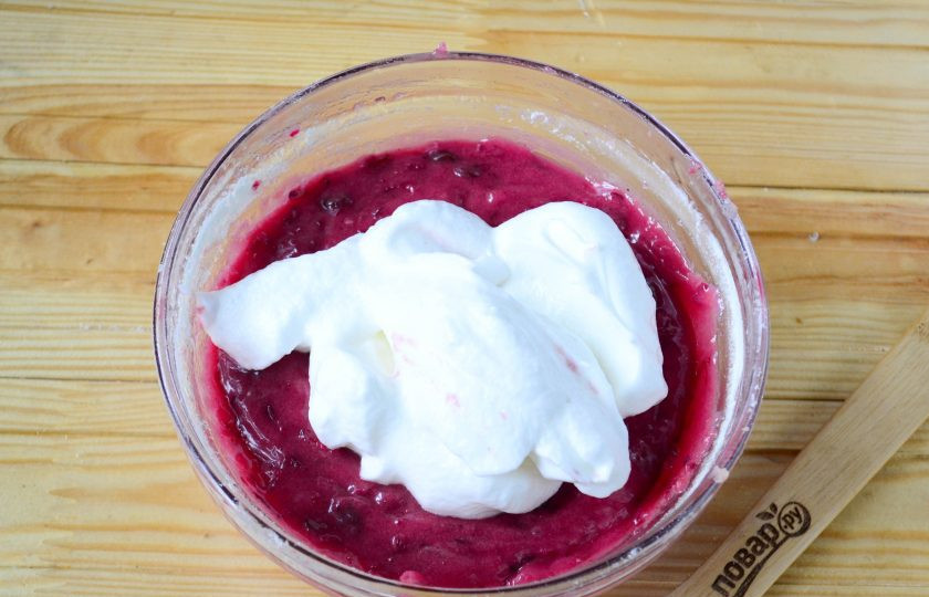 1. Этап. Свекольный кекс: Белки взбейте со щепоткой соли до устойчивых пиков. Добавьте их в тесто и аккуратно перемешайте, чтобы максимально сохранить пышность белков.