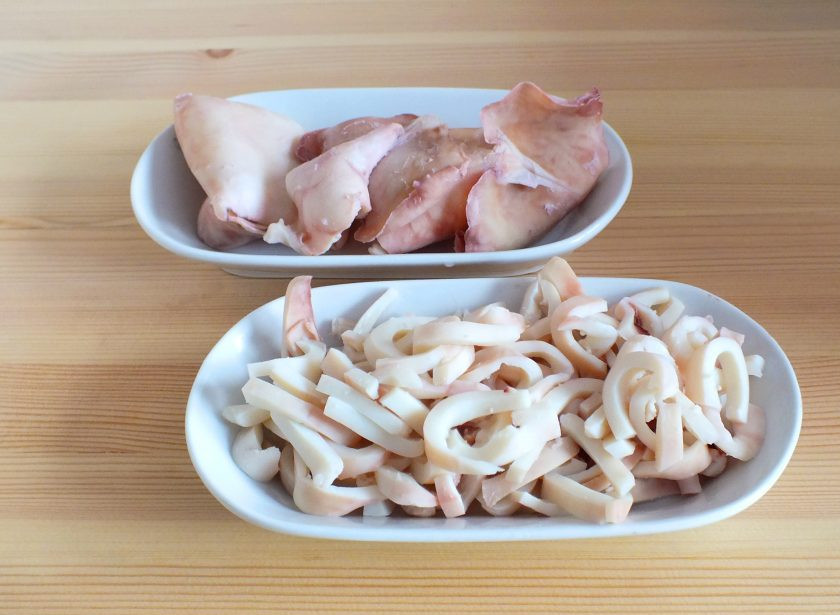 1. Этап. Салат из кальмаров, ананасов и огурцов: Тушки кальмаров тщательно промойте. Опустите в кипящую воду и проварите в течение 2-3 минут После снимите с огня. Слейте воду и охладите кальмары. После нарежьте средней соломкой.