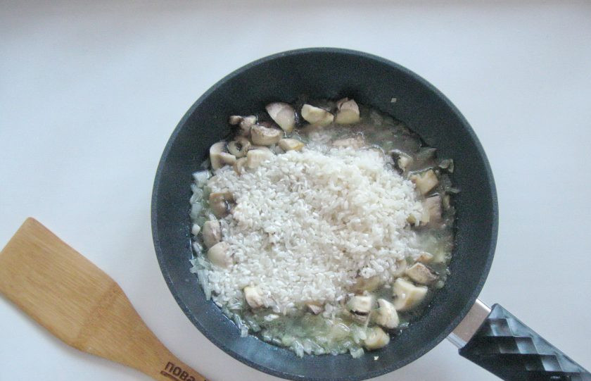 1. Этап. Ризотто с креветками и грибами: Влейте половник горячего, подсоленного бульона.