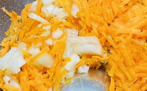 1. Этап. Голубцы с пекинской капустой: Морковь, лук я обжаривала вместе на растительном масле