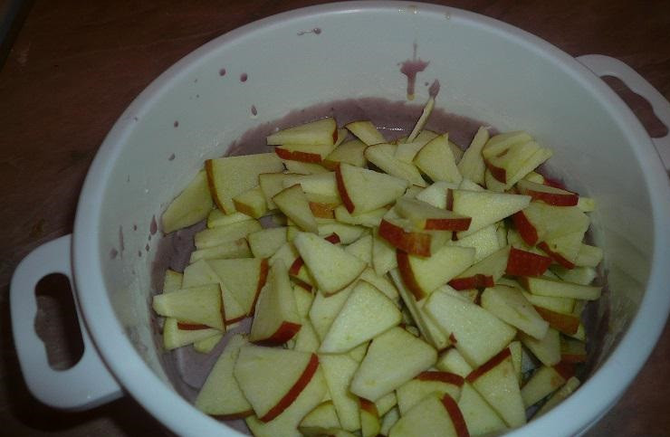 1. Этап. Шарлотка с вареньем в мультиварке: Мелко нарежьте яблоки. Удалите косточки и сердцевинки. Если кожица твердая - ее тоже удаляем.