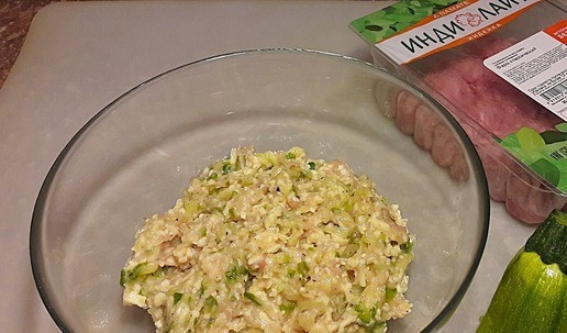 1. Этап. Бургер к Новогоднему столу: В емкость натереть кабачок на крупной терке, посолить, отжать. Добавить свеже молотый перец, фарш, тертый сыр, яйцо, разрыхлитель теста Перемешать