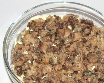 1. Этап. Салат с рыбной консервой: Сцеживаем жидкость из консервы, рыбу разминаем вилкой и выкладываем на яичный слой.