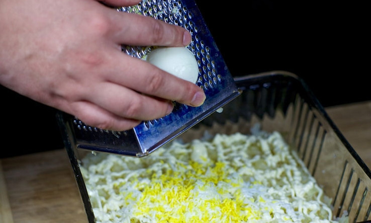 1. Этап. Салат с креветками, яйцами и красной икрой: 3. А теперь - яичный слой. Тоже смажем майонезом. Дальше надо просто повторять слои в той же поочередности, пока не закончатся ингредиенты. Старайтесь, чтобы слой креветок был последним.