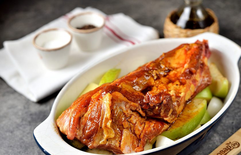 1. Этап. Свиные рёбрышки запечённые с картофелем и яблоками: Выложите ребра сверху на картофель с яблоками, прикройте фольгой и отправьте в предварительно разогретую до 190 градусов духовку на 1 час в режиме верх/низ. Затем снимите фольгу и запекайте блюдо еще минут 30 под верхним грилем. Время от времени смазывайте ребра выделившимся соком.