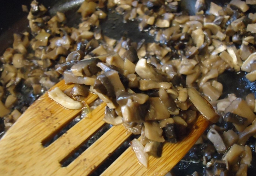 1. Этап. Курник из бездрожжевого теста: 3. Грибы мою и чищу, нарезаю мелко и обжариваю на сковороде.