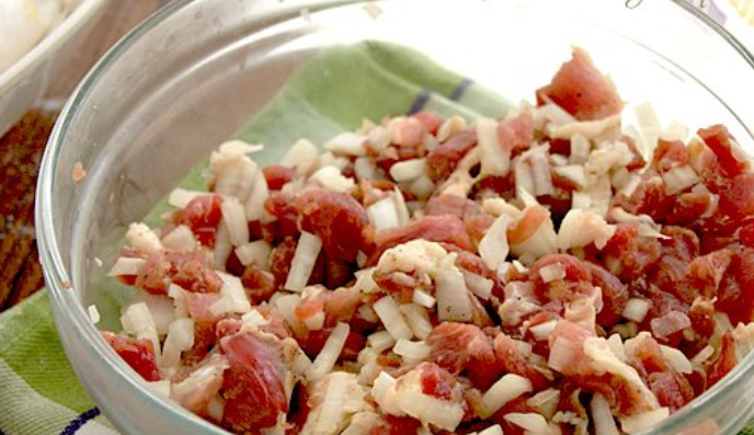 1. Этап. Бухарская самса: Нарезаем баранину мелкими кусочками, смешиваем ее с измельченным луком. Кроме того, добавляем бараний жир, зелень и специи.