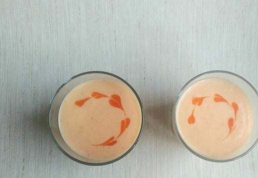 1. Этап. Нежный рисовый десерт с хурмой: Украсьте десерт пюре из хурмы. Остудите в холодильнике 1-2 часа.