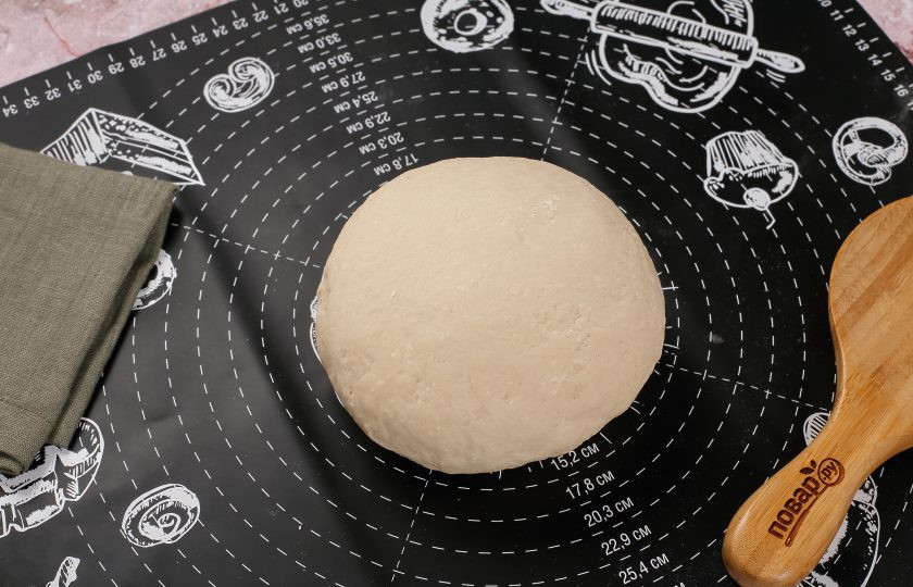 1. Этап. Заварное тесто для вареников: Соберите его в шар, накройте полотенцем и дайте полежать 30 минут.