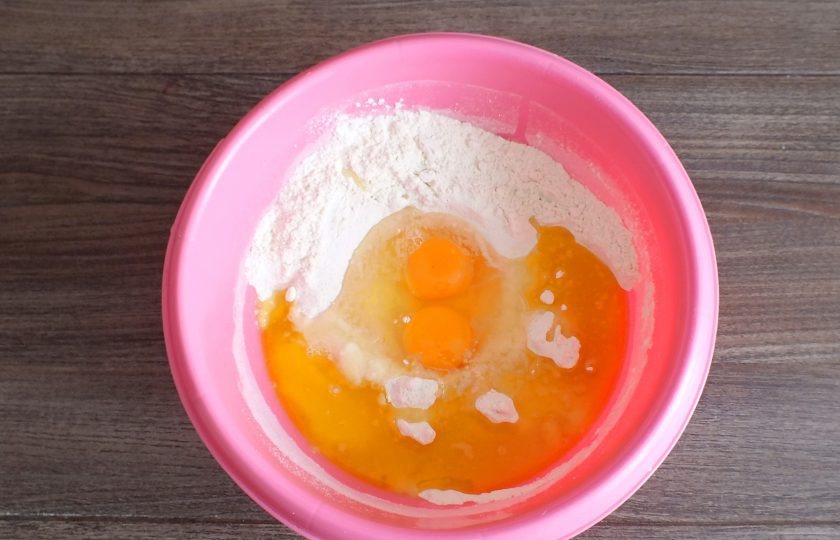 1. Этап. Заливной пирог с тыквой в духовке: Добавьте растопленное сливочное масло и яйца.