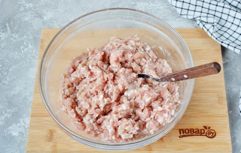 1. Этап. Домашняя колбаса из курицы: На следующий день снимите пленку, перемешайте фарш.