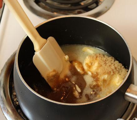 1. Этап. Морская карамель: 1. Смазать маслом бока и дно 3-х литровой кастрюли. Положить масло и растопить его на маленьком огне. Добавить сахар, патоку, сироп и сливки; хорошенько размешать.