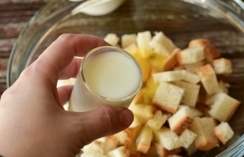 1. Этап. Чешские галушки: Влейте молоко.