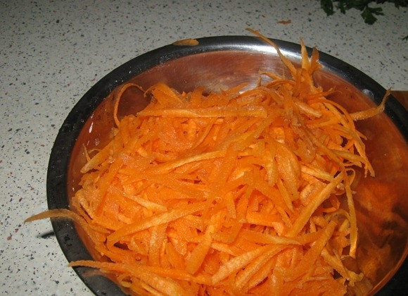 1. Этап. Салат из капусты вкусненький: Морковь почистить и натереть на терке.