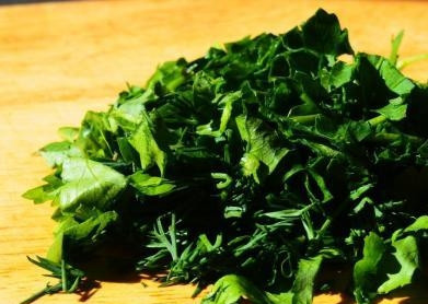 1. Этап. Филе индейки, тушенное с черносливом: Петрушку и укроп промойте и измельчите. Арахис также мелко нарежьте.