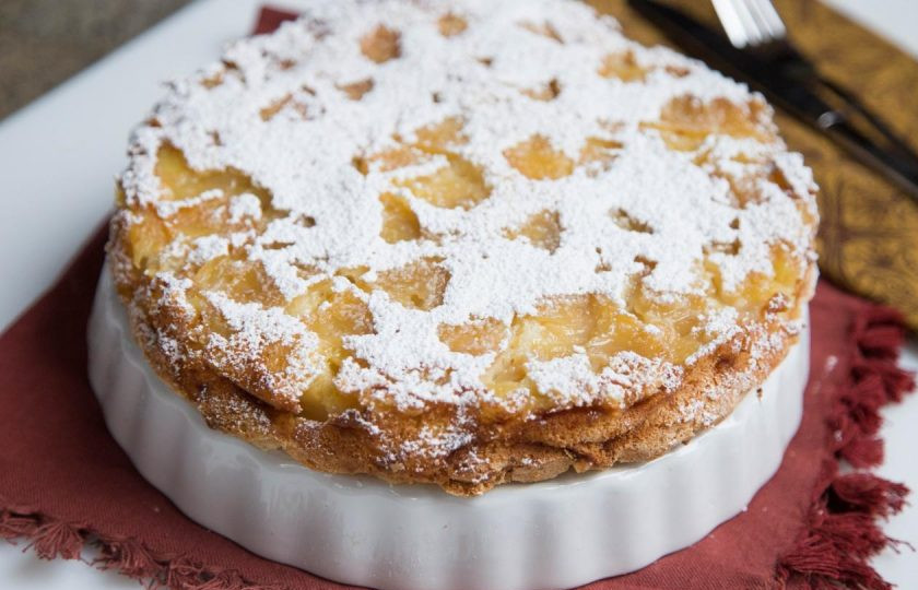 1. Этап. Быстрая яблочная шарлотка: Когда пирог испечется, дайте ему отдохнуть 15 минут в форме. Аккуратно достаньте шарлотку из формы и посыпьте сахарной пудрой. Приятного чаепития!