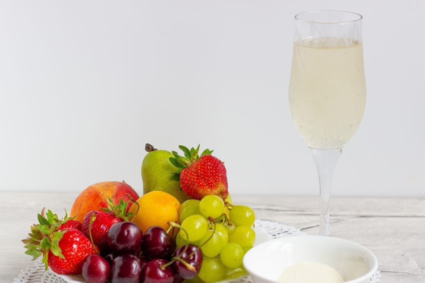 1. Этап. Желе из шампанского с фруктами и ягодами: Подготовьте все необходимые ингредиенты. Фрукты и ягоды хорошо помойте.