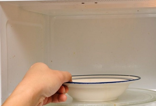 1. Этап. Быстрая каша в микроволновке: 5. И отправьте в микроволновку при средней мощности. Если у вас хлопья мягкие, быстрого приготовления, то достаточно 1.5-2 минут. Если обычные, то установите время в пределах 2.5-3 минут.