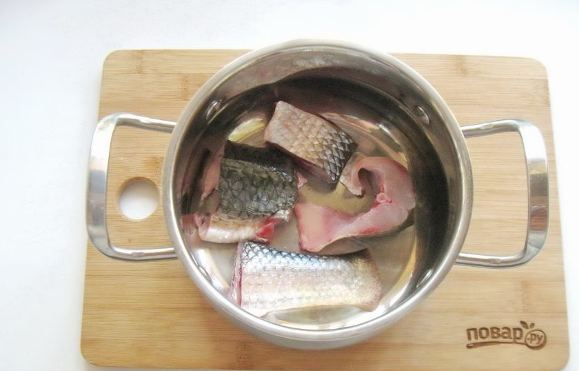 1. Этап. Уха из пеленгаса: Рыбу очистите, выпотрошите, промойте и нарежьте порционными кусочками. Выложите в кастрюлю.