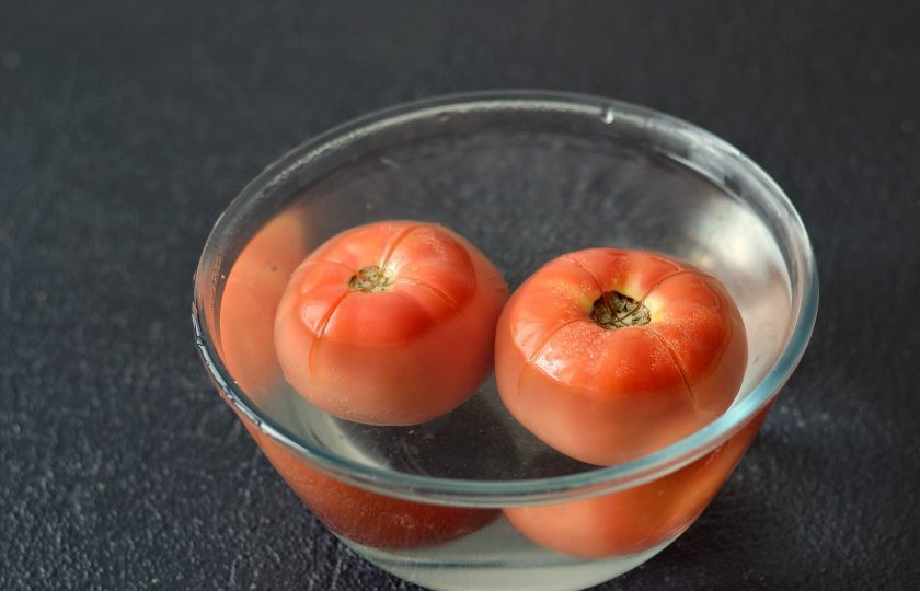 1. Этап. Тартар из помидоров: Сделайте надрез крест-накрест у помидоров, залейте кипятком и оставьте на 10 минут.