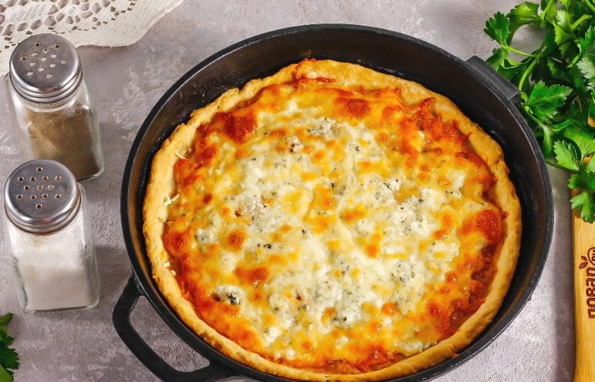 1. Этап. Сырный пирог: Когда сырный пирог подрумяниться, то он готов! Выключите духовку и извлеките из нее форму с пирогом.