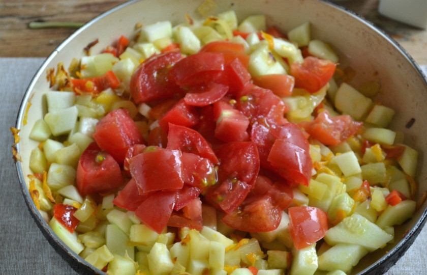 1. Этап. Икра кабачковая с перцем и помидорами: Потом высыпьте нарезанные крупными кусочками помидоры. Тушите икру на медленном огне, пока помидоры полностью разварятся. Посолите, добавьте лавровый лист и хорошо перемешайте.