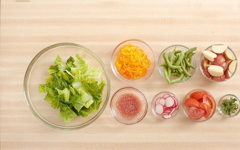 1. Этап. Салат из картофеля и яиц: 1. Лук очищаю и нарезаю мелко, смешиваю с уксусом. Картошку мою и нарезаю дольками, ромэн мою и рву руками в миску. Редис мою и нарезаю колечками, перец чищу и нарезаю кольцами. Томаты мою и нарезаю дольками, веточку эстрагона мою и нарезаю мелко.