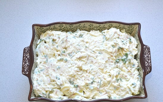 1. Этап. Картофель в заливке: 8. Сверху распределите ровным слоем заливку и отправьте в разогретую до 190 градусов духовку.