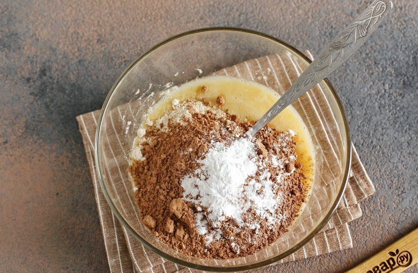 1. Этап. Диетические кексы: Насыпьте муку, какао и разрыхлитель.