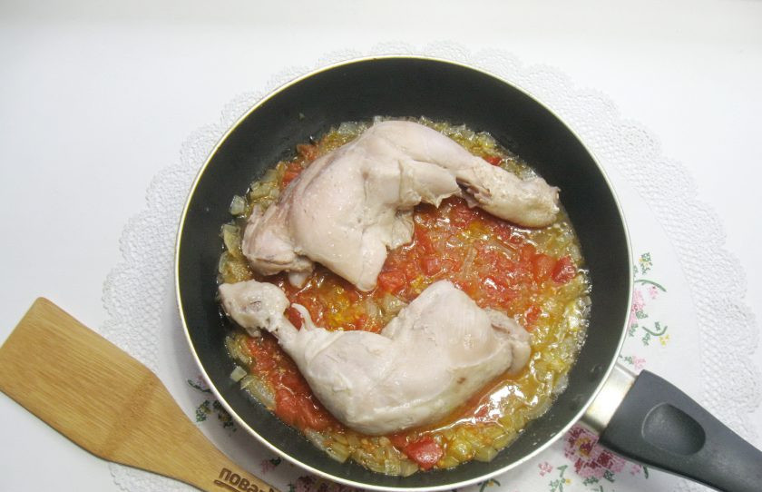 1. Этап. Чыхыртма с курицей: Выложите в сковороду отварную курицу. Если нужно добавьте еще бульон, накройте крышкой и тушите курицу 20-25 минут.