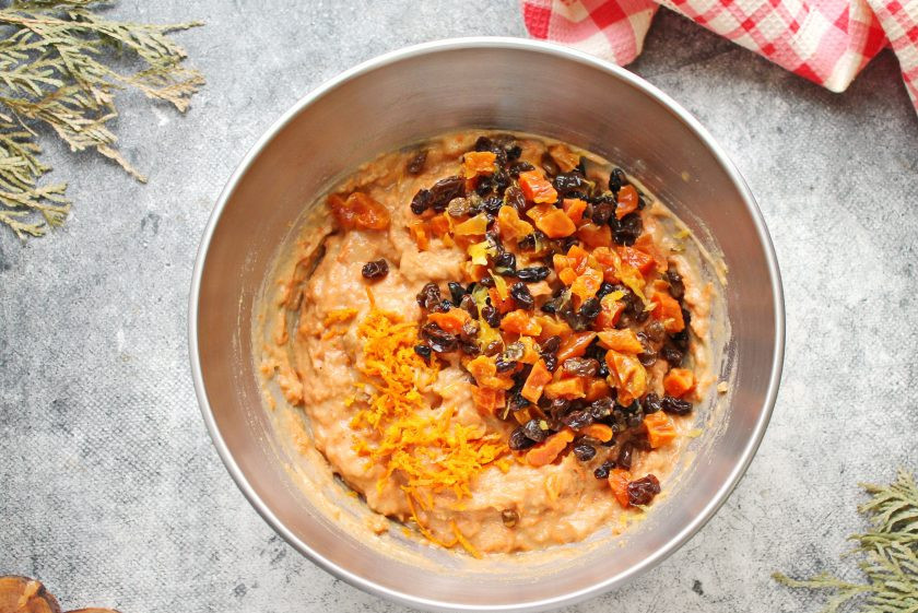 1. Этап. Морковно-гречневый кекс: Добавьте в тесто замоченные сухофрукты с соком, перемешайте.