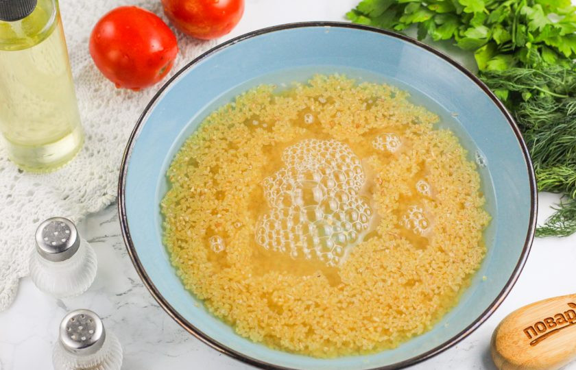 1. Этап. Булгур с беконом: Булгур промойте в воде несколько раз.