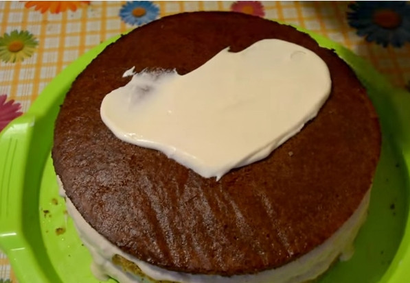 1. Этап. Бисквитный торт Славяночка: 11. Начните собирать торт. Пропитанные коржи смажьте кремом, чередуя и крем, и коржи. На маковый корж — заварной крем, а на коричневый — крем с халвой.