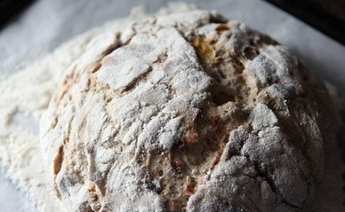 1. Этап. Хлеб с сухофруктами и орехами: Достаем тесто, слегка обминаем и формируем. Выкладываем на противень, обильно посыпанный мукой. Посыпаем и наш будущий хлеб мукой и накрываем полотенцем - пусть подойдет на противне раза в два.