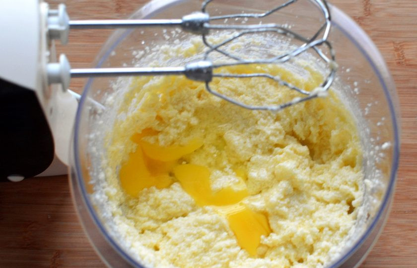 1. Этап. Великолепный шоколадный пирог: Размягченное масло хорошо взбейте с сахаром добела. Снимайте массу с краев и продолжайте взбивать, пока вся смесь не станет пушистой. По одному добавляйте яйца, продолжая взбивать до полной однородности. Каждое последующее яйцо добавляйте после смешивания предыдущего.