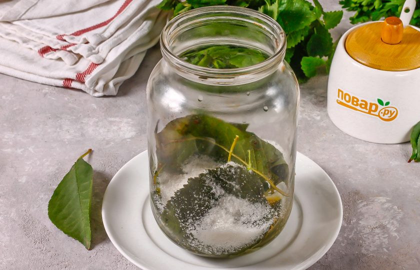 1. Этап. Компот из листьев вишни на зиму: В банку всыпьте сахар. Лимонную кислоту не добавляйте, в банке уже присутствует цитрусовый аромат и сок.