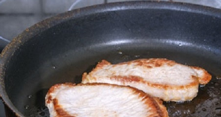 1. Этап. Свиные отбивные под соусом: Мясо разрежьте на 4 куска. Слегка отбейте. Вылейте растительное масло на сковородку, разогрейте ее. Обжарьте отбивные с двух сторон в течении 20 минут. Снимите мясо с огня. После этого посолите и поперчите мясо на свой вкус.