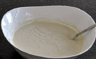 1. Этап. Запеканка творожная диетическая в духовке: 3. Выложите в мисочку манку со сметаной, продолжая взбивать. Кстати, перед началом процесса включите духовку, пусть разогревается до 180 градусов.