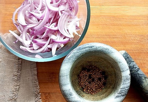 1. Этап. Луковый салат: Перец чёрный, горчицу и кориандр берите целиковые. Растолчите в ступке. Будет от этих специй яркий аромат только что помолотых специй. Лук помещаем в салатник.