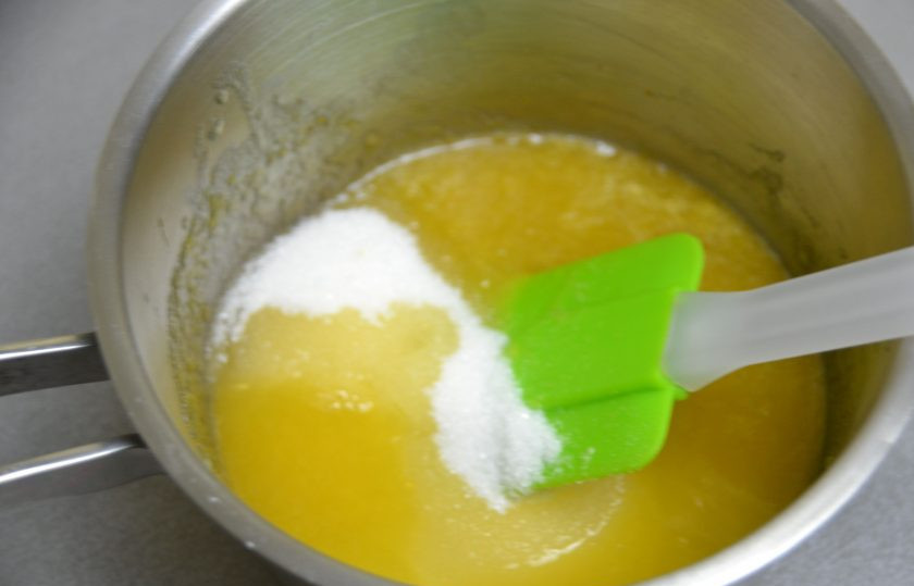 1. Этап. Апельсиновый зефир: В сотейник с уваренным фруктовым пюре добавьте оставшийся сахар, настоявшийся агар-агар, влейте апельсиновый сок. Нагрейте и проварите 6 минут с момента закипания при постоянном помешивании.