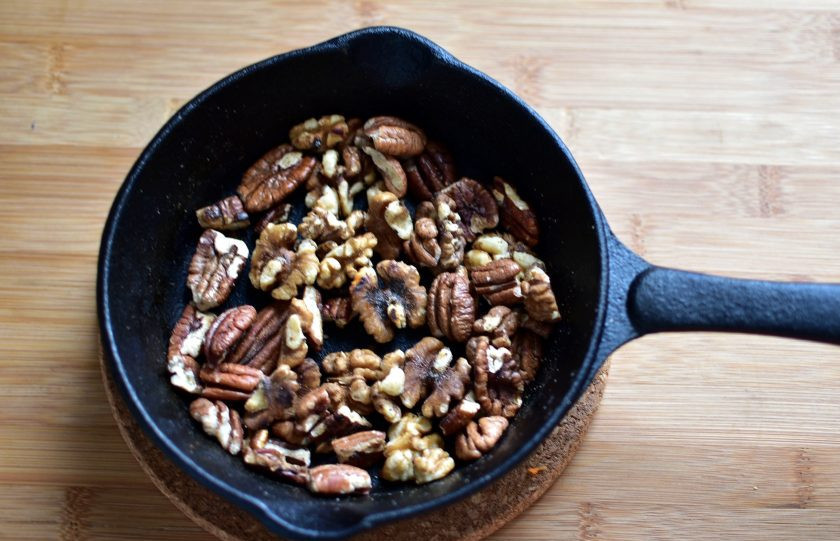 1. Этап. Морковный торт с ароматом апельсина: Орехи прокалите на сковороде, остудите и порубите не слишком мелко.