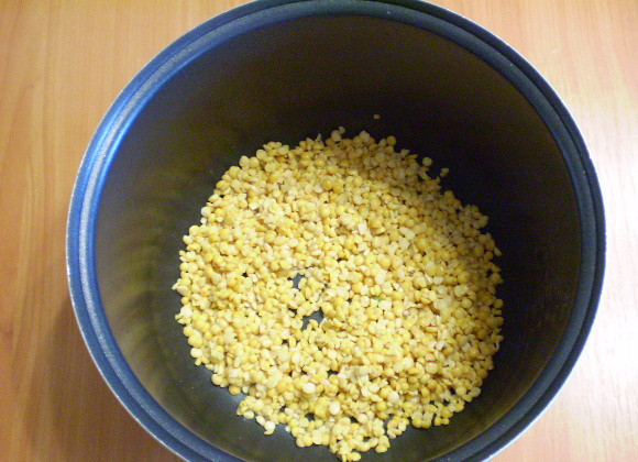 1. Этап. Гороховый суп в мультиварке: 3. Кладем горох в кастрюлю мультиварки, добавляем соль и воду и варим в режиме 