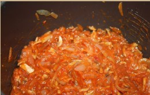 1. Этап. Рыба в томате в мультиварке: Выкладываем к овощам соус.