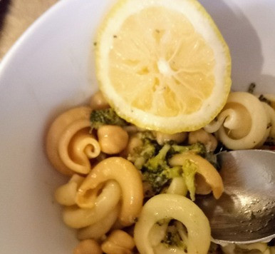 1. Этап. Паста с брокколи и мисо: Блюдо разложить по тарелкам. Подавать с долькой лимона и оставшимся пармезаном.