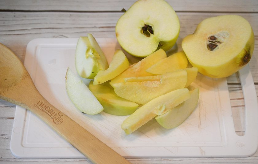 1. Этап. Домашняя курица, фаршированная яблоками и айвой: 3. Айву и яблоки нарежьте дольками, удалив семена.