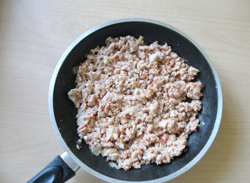 1. Этап. Баклажаны с фаршем в духовке: Перемешайте мясной фарш с томатом, посолите по вкусу. Можно поперчить, добавить любые приправы и специи.