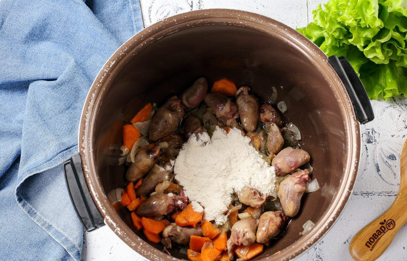 1. Этап. Куриные сердечки в мультиварке в сливках: Затем добавьте муку и перемешайте.