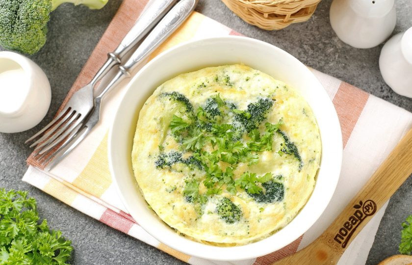 1. Этап. Омлет с брокколи в микроволновке: Омлет с брокколи в микроволновке готов. Украсьте омлет зеленью и подавайте к столу. Приятного аппетита!