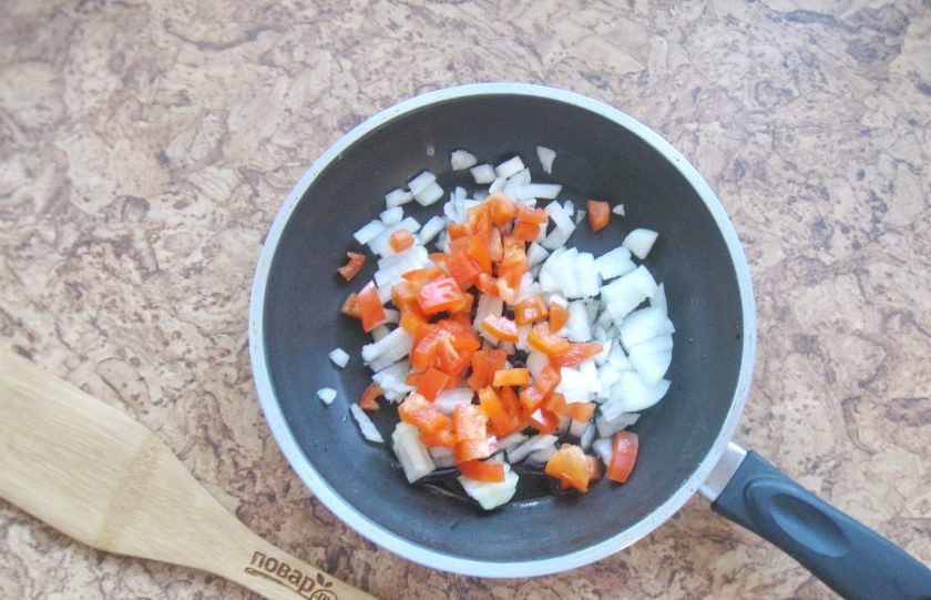 1. Этап. Баклажаны по-турецки: Болгарский перец очистите, помойте и мелко нарежьте. Добавьте к луку.